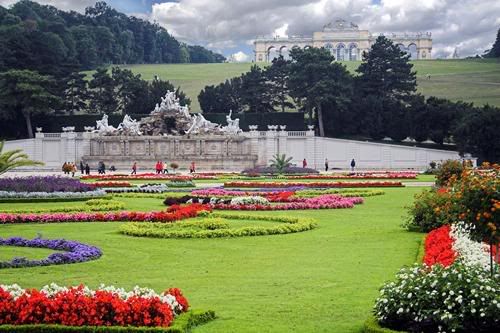 schonbrunn-neptunes-fountain-vie-1.jpg