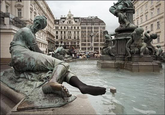 vienna_statue_black-sock_01-2.jpg