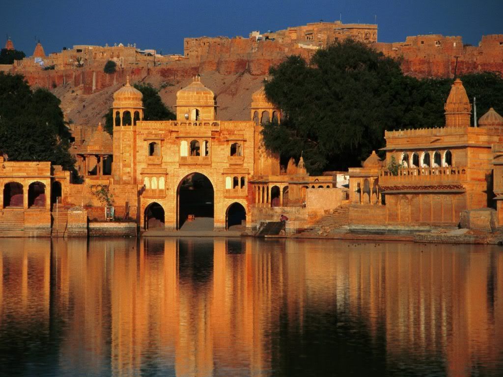GadiSagarTempleJaisalmerRajasthanIn.jpg