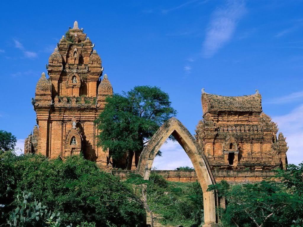 PoKlongGaraiTowersNinhThuanVietnam.jpg