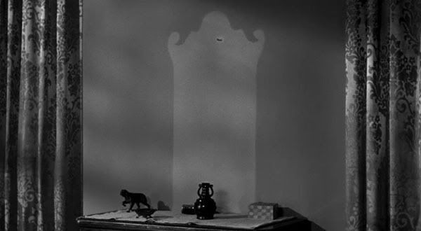 Le miroir n'est plus au mur , un indice de la présence d'un vampire..../The-Return-of-Dracula-1958-004.jpg
