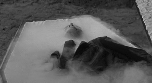Dracula émerge de son cercueil nimbé de brume..../The-Return-of-Dracula-1958-005.jpg