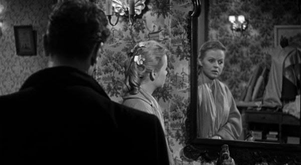 Rachel ne voit pas le reflet de Bellac dans le miroir .../The-Return-of-Dracula-1958-010.jpg