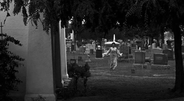 Jennie courant pour rejoindre son tombeau.../The-Return-of-Dracula-1958-012.jpg