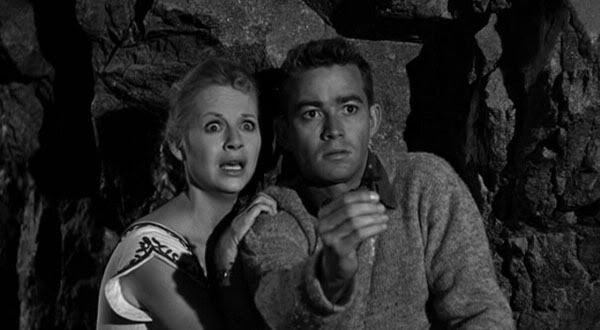 Rachel (Norma Eberhardt) et son petit ami résistant au vampire/The-Return-of-Dracula-1958-017.jpg