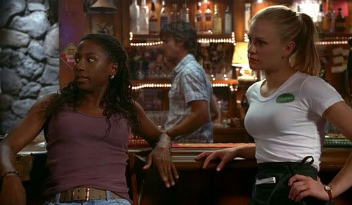 Tara , Sam et Sookie dans le bar de celui-ci , théâtre de bien des scènes de True Blood - True-Blood-Saison1-Episode1-003.jpg