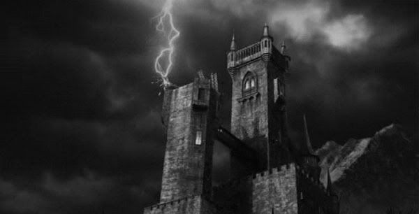 Un beau château gothique dans l'intro du film.../Van_Helsing_001.jpg