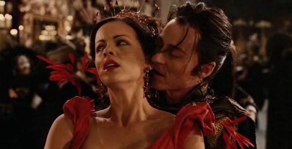 Dracula (Richard Roxburgh) tente vainement de séduire Anna (Kate Beckinsale)/Van_Helsing_032.jpg
