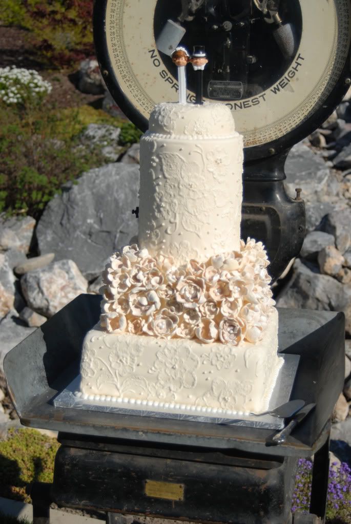 The wedding had a fun vintage feel to it She had ivory lace on the tables