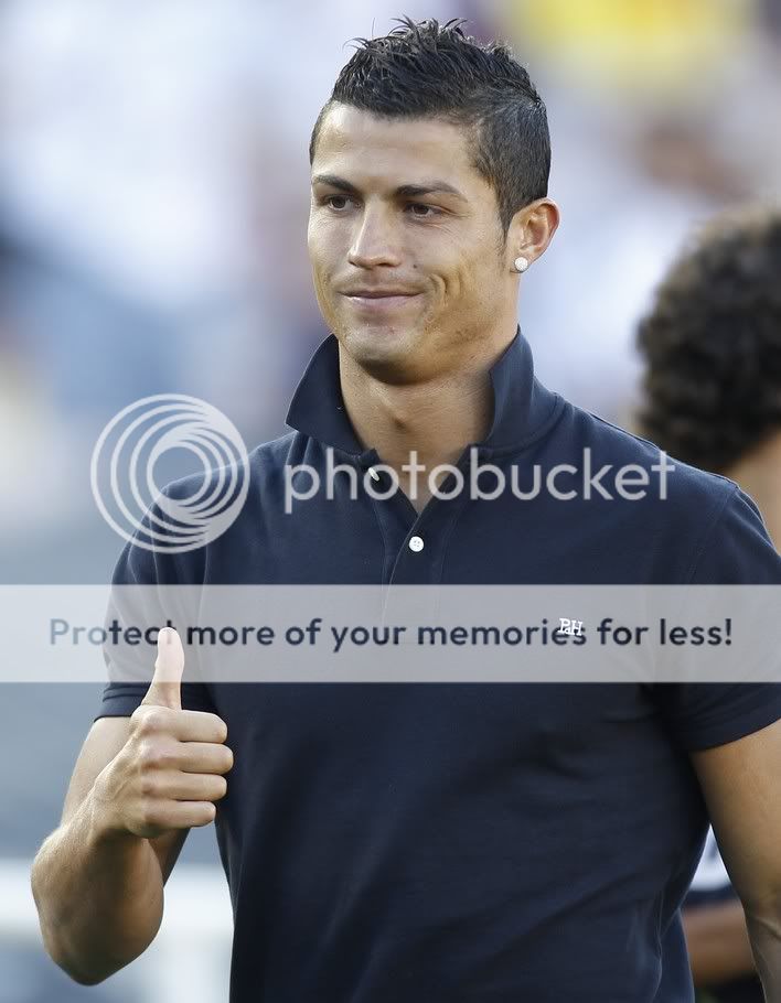 http://i656.photobucket.com/albums/uu289/ronaldofanatic/Ronaldo/c19.jpg