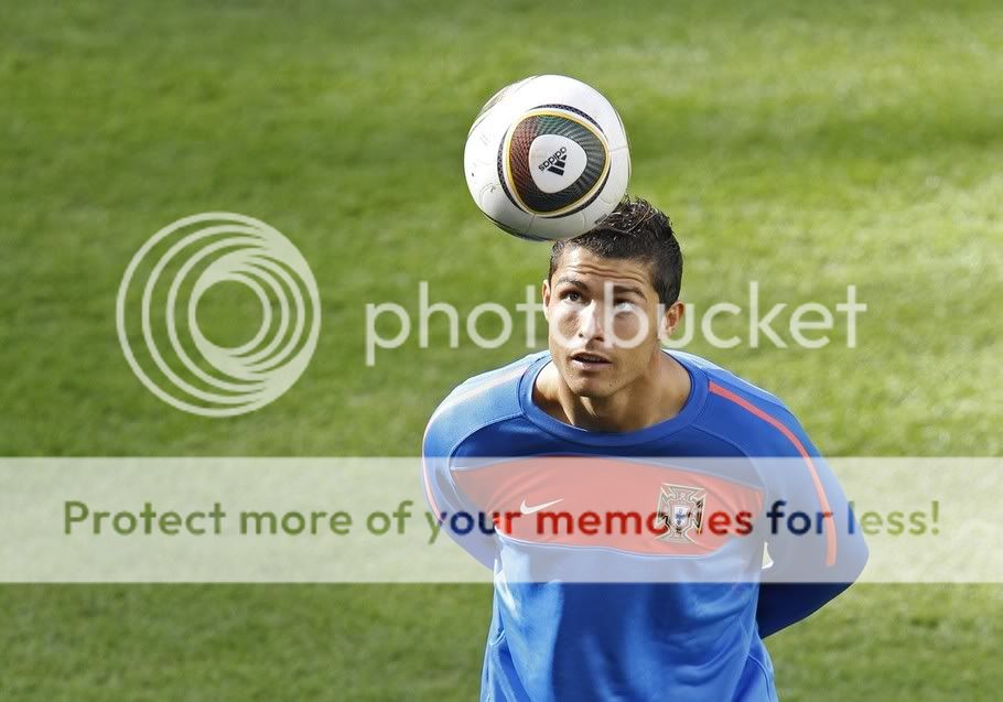 http://i656.photobucket.com/albums/uu289/ronaldofanatic/Ronaldo/ro2.jpg