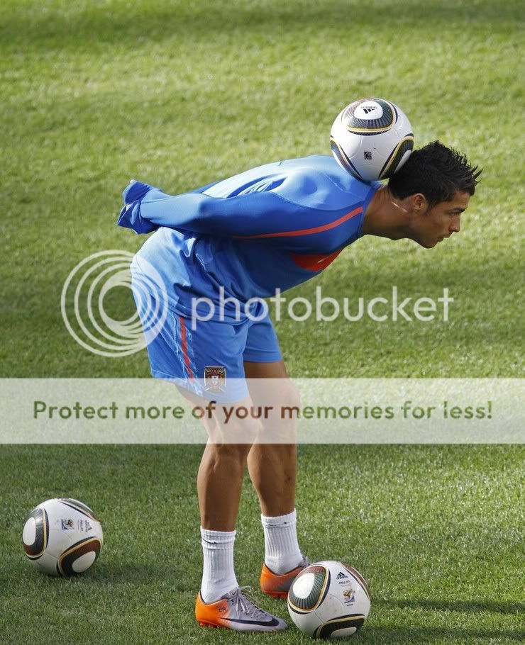 http://i656.photobucket.com/albums/uu289/ronaldofanatic/Ronaldo/ro3.jpg