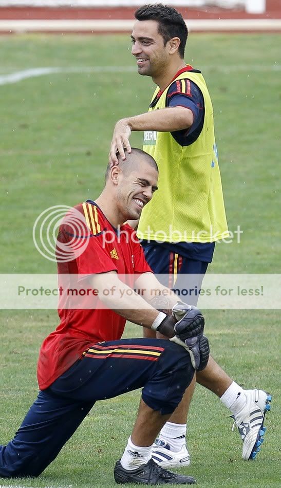 http://i656.photobucket.com/albums/uu289/ronaldofanatic/Victor%20Valdes/vv2.jpg